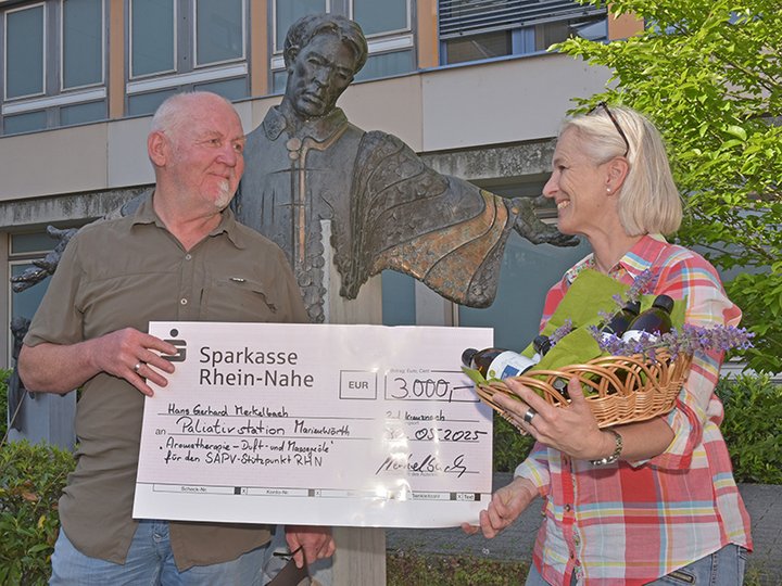 Herr Merkelbach übergibt einen Scheck an die Ärztliche Leiterin des Palliativbereichs