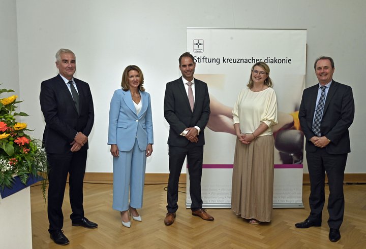 Zwei Frauen und drei Männer auf Foto 