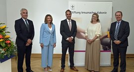 Zwei Frauen und drei Männer auf Foto 