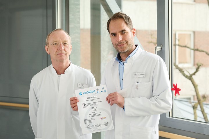 Chefarzt und Oberarzt zeigen Zertifikat des EndoProthetikZentrums