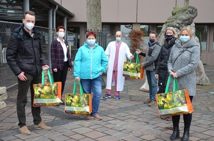 Intensivstation erhält Obst und Schokolade als Geschenk