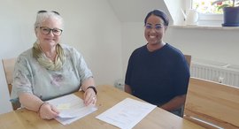 Zwei Frauen im Gespräch