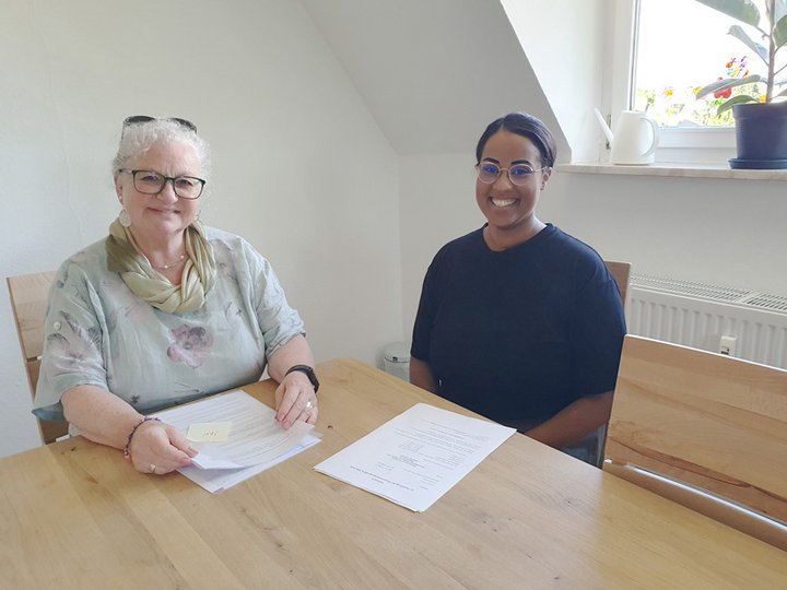 Zwei Frauen im Gespräch