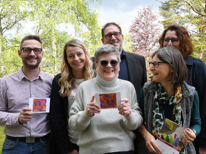 Erika Presser, Bewohnerin des Bodelschwingh Zentrums Meisenheim der Stiftung kreuznacher diakonie, zeigt das Bild für die diesjährige Kalenderausstellung.