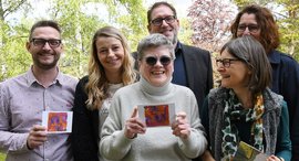 Erika Presser, Bewohnerin des Bodelschwingh Zentrums Meisenheim der Stiftung kreuznacher diakonie, zeigt das Bild für die diesjährige Kalenderausstellung.