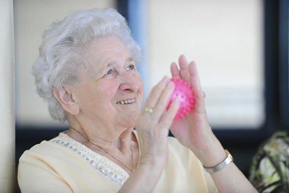 Frau mit Massageball