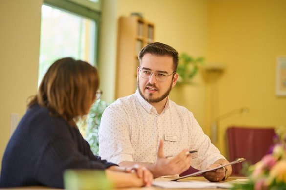 Mann unterhält sich mit Frau 
