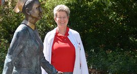 Bild von Frau draußen (Mutterhaus)