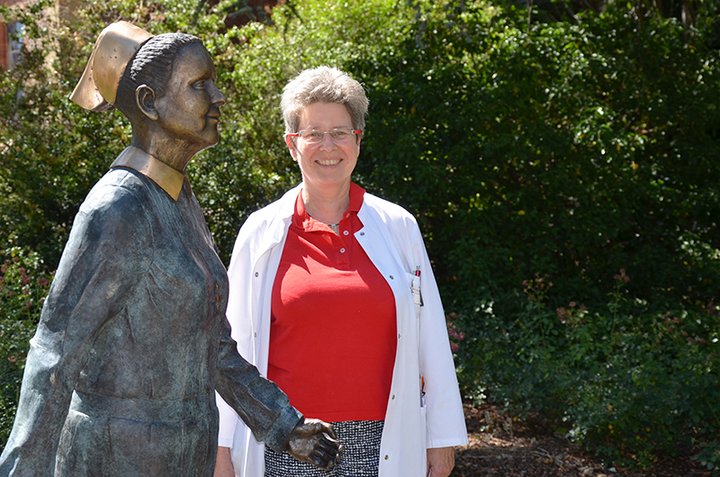 Bild von Frau draußen (Mutterhaus)