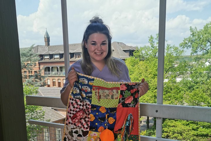 Frau mit Decke in der Hand