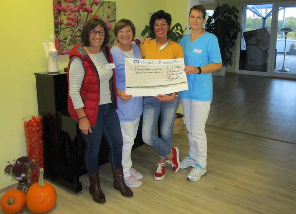 vier Frauen mit Plakat 