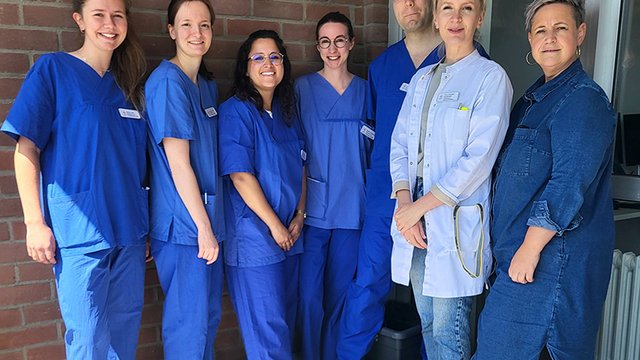 Vier angehende Mediziner und drei Betreuer in den Diakonie Kliniken Hunsrück