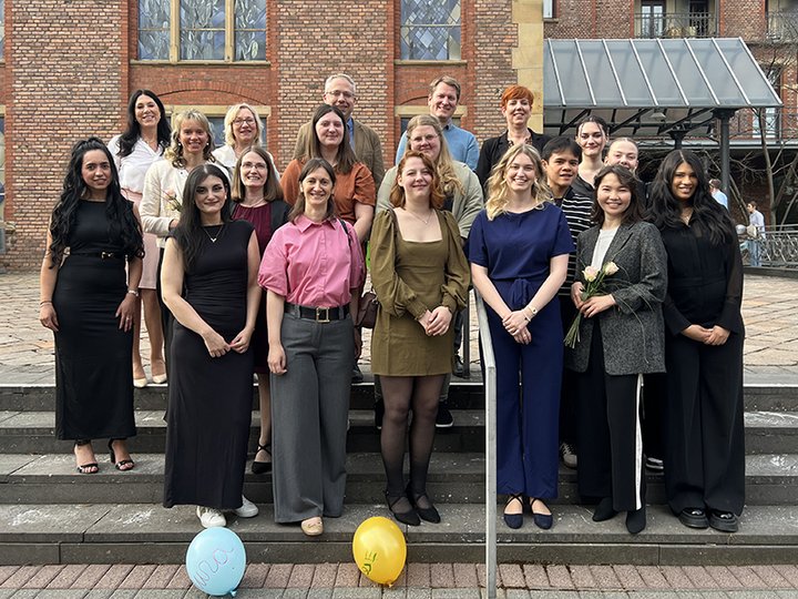 Gruppenfoto der frisch examinierten Pflegefachfrauen und -männer