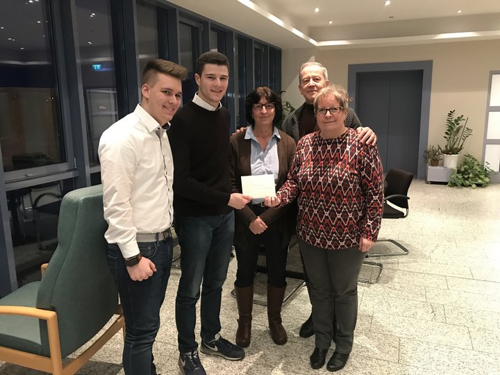 Fünf Personen auf Bild 