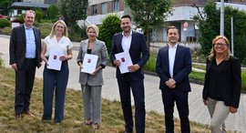 Ministerialdirektor Daniel Stich überreicht Förderbescheid für Hunsrück Klinik