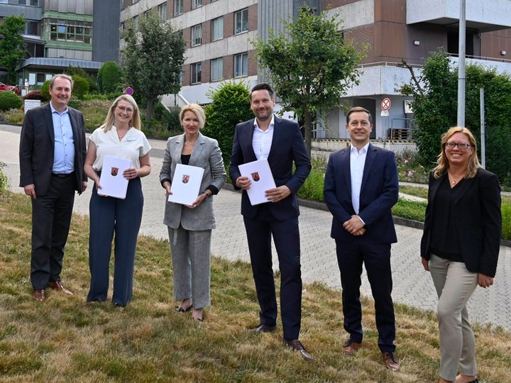 Ministerialdirektor Daniel Stich überreicht Förderbescheid für Hunsrück Klinik