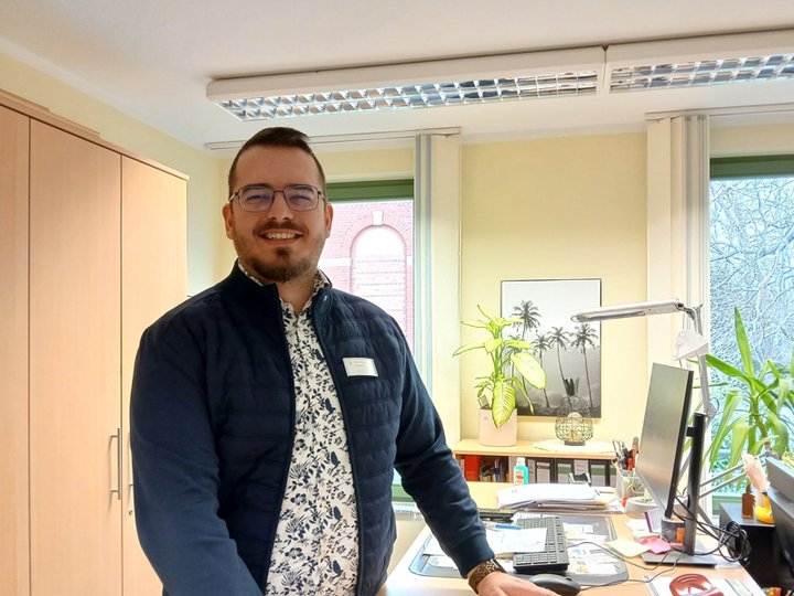 Hospizleiter Diakonie Tobias Gotre am Schreibtisch