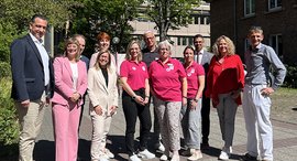 Ehrengäste und Redner weihen den hebammengeleiteten Kreißsaal ein