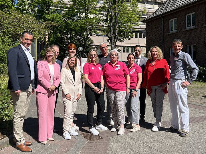Ehrengäste und Redner weihen den hebammengeleiteten Kreißsaal ein