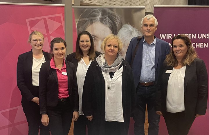 6 Personen lächeln in die Kamera