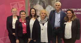 6 Personen lächeln in die Kamera