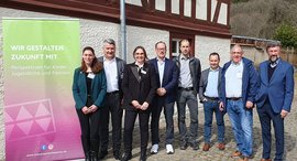 Gruppe von Menschen bei der Einweihung des Stammhauses der Jugendhilfe in Niederwörresbach