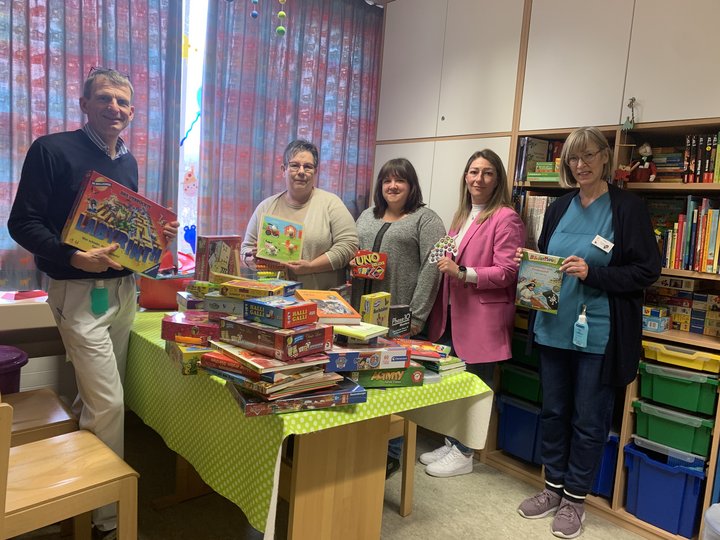 Personen stehen in einem Spielzimmer