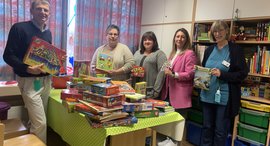 Personen stehen in einem Spielzimmer