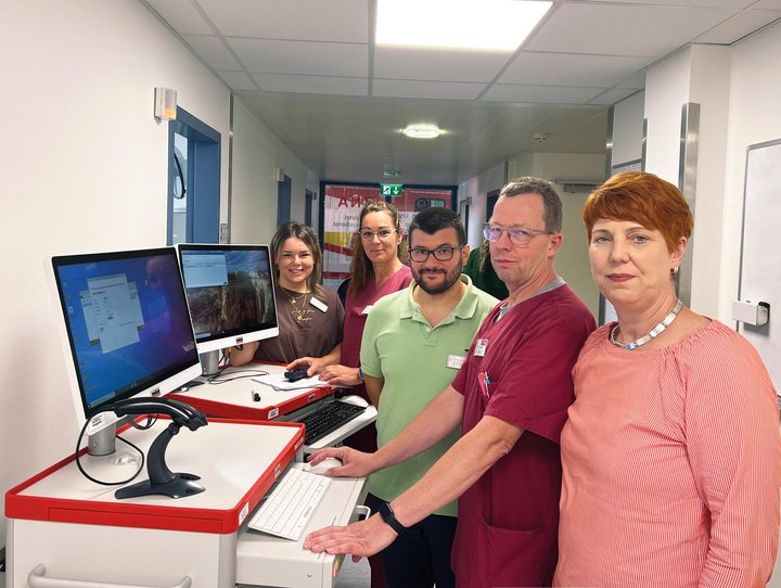 Mitarbeitende aus IT und Pflege überprüfen am PC die Inhalte der digitalen Patientenakte