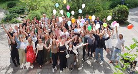 Abschlussfoto der Absolventinnen und Absolventen des Schuljahres 2023/2024 an der Fachschule für Sozialwesen der Stiftung kreuznacher diakonie