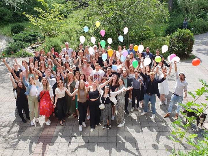 Abschlussfoto der Absolventinnen und Absolventen des Schuljahres 2023/2024 an der Fachschule für Sozialwesen der Stiftung kreuznacher diakonie