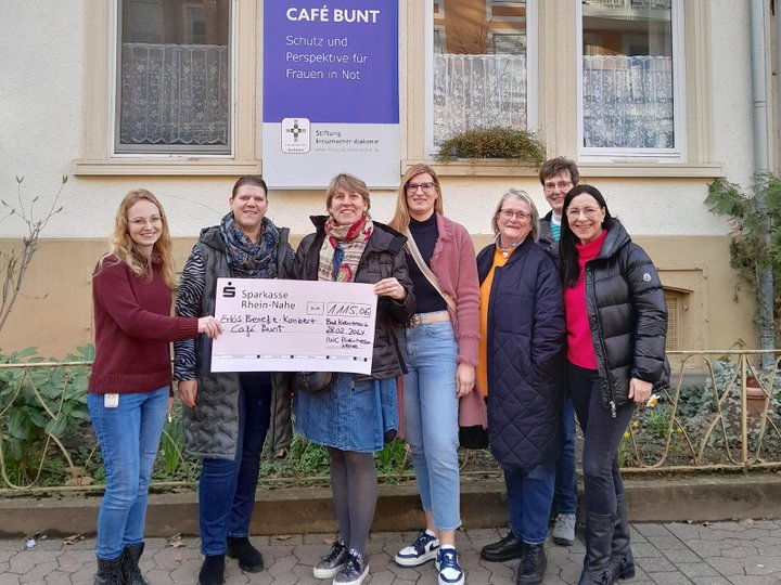 Spendenübergabe vor dem Café Bunt