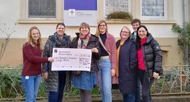 Spendenübergabe vor dem Café Bunt