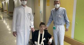 David mit den Chefärzten Prof. Dr. Frank Hartmann (l) und Dr. Christoph v. Buch (r)