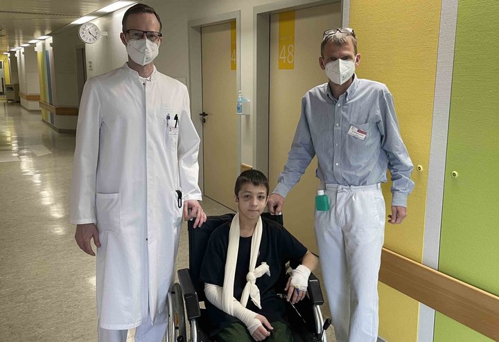 David mit den Chefärzten Prof. Dr. Frank Hartmann (l) und Dr. Christoph v. Buch (r)