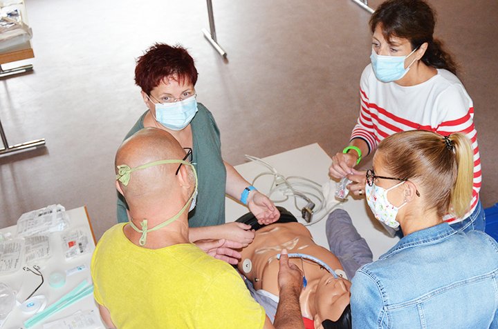 Personen mit Masken auf Bild 