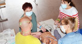 Personen mit Masken auf Bild 