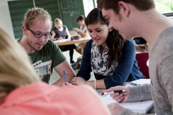 Erwachsene Schüler/-innen im Unterricht