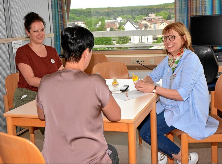 drei Frauen am Tisch 