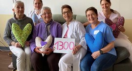 Zwei Frauen der Krebselbsthilfegruppe überreichen Herzkissen an drei Pflegekräfte und eine Ärztin des Brustkrebszentrums Nahe