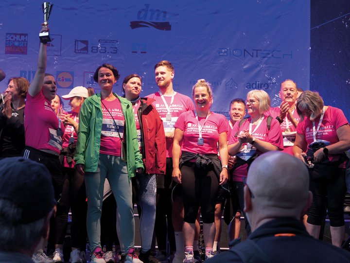 Mitarbeitende der Stiftung kreuznacher diakonie beim Firmenlauf 2025 auf der Bühne als Gewinner "Größtes Team"