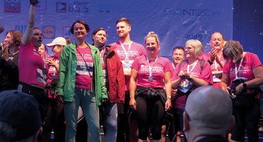 Mitarbeitende der Stiftung kreuznacher diakonie beim Firmenlauf 2025 auf der Bühne als Gewinner "Größtes Team"