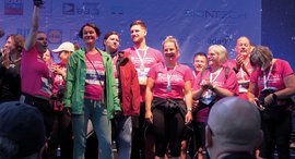 Mitarbeitende der Stiftung kreuznacher diakonie beim Firmenlauf 2025 auf der Bühne als Gewinner "Größtes Team"