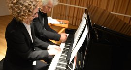 zwei Frauen am Klavier 