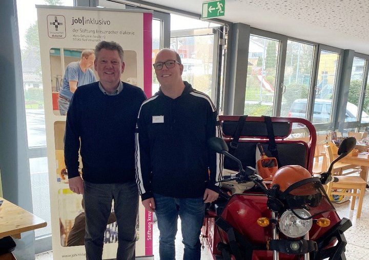 Der job|inklusivo-Stand der Stiftung kreuznacher diakonie beim Info-Abend der Paul Moor Schule in Kusel