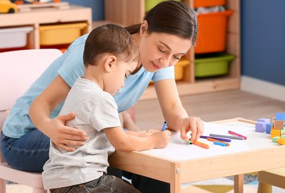 Frau und Junge beim Malen