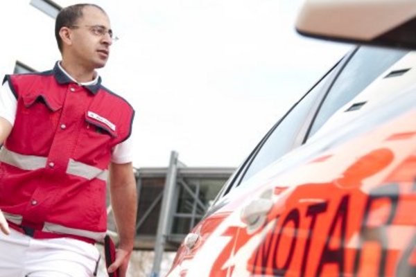 Notarzt steigt in sein Einsatzfahrzeug in Simmern ein