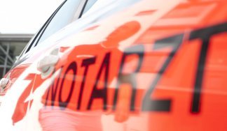 Notarzt steigt in sein Einsatzfahrzeug in Simmern ein