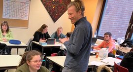 Lehrer und Schüler*innen in einer Schulklasse der Fachschule für Sozialwesen der Stiftung kreuznacher diakonie