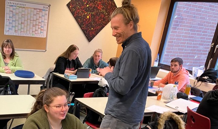 Lehrer und Schüler*innen in einer Schulklasse der Fachschule für Sozialwesen der Stiftung kreuznacher diakonie